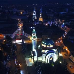 Meet your Posher, Adela